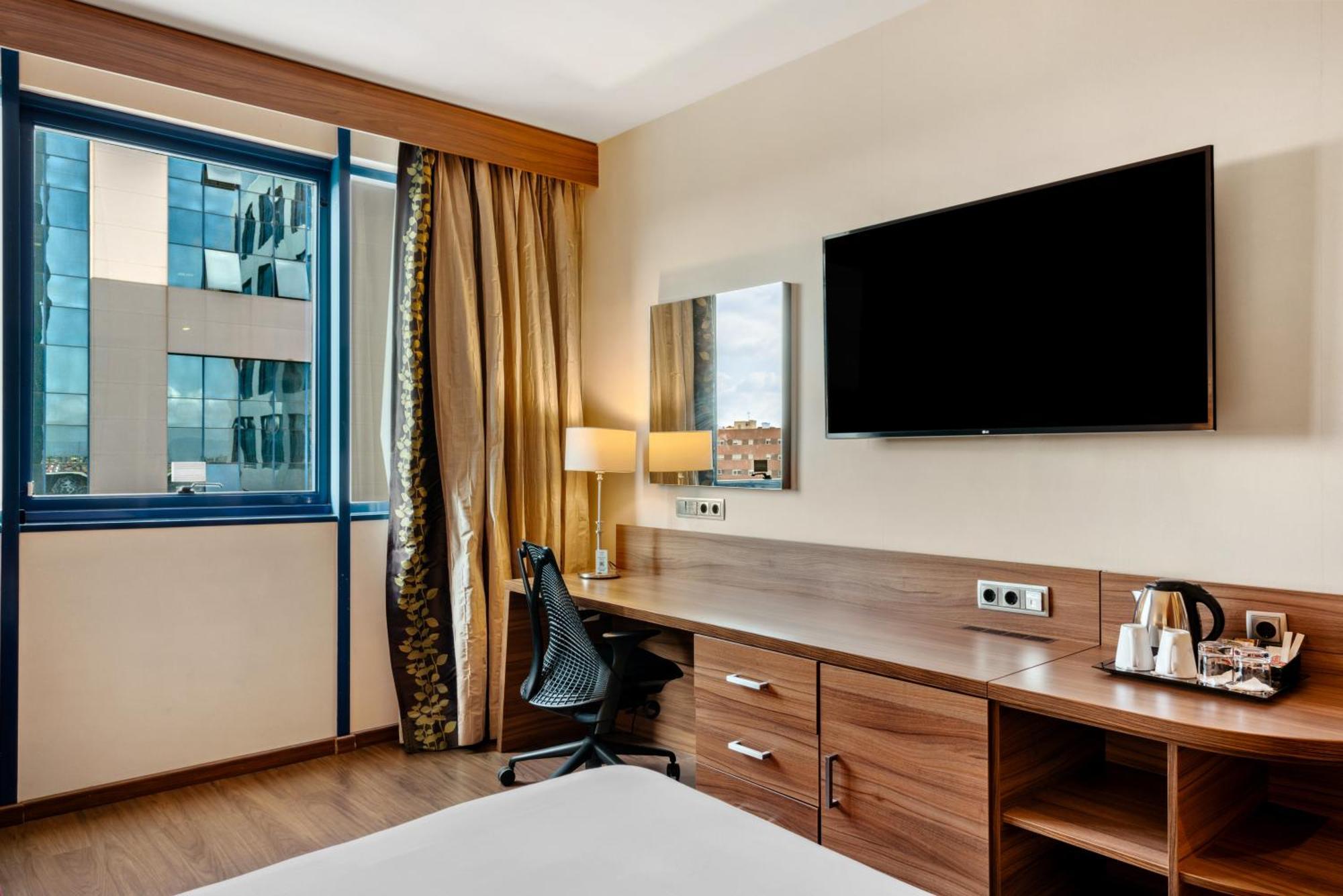 Queen Room,1758359515:JPEG